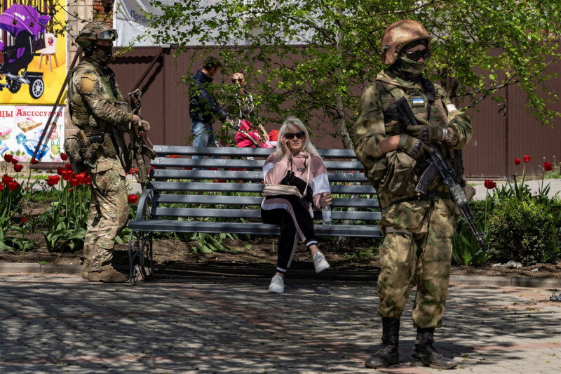 圖為4月30日捕捉到俄軍在烏克蘭南部城市伯德揚斯克巡邏。這張照片是法新社記者接受俄軍安排的採訪行程中所攝。（法新社）