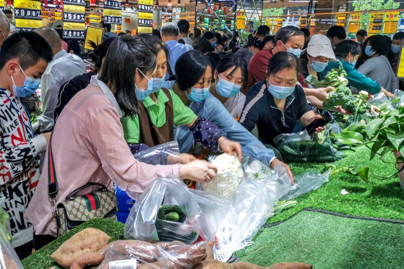 河南省鄭州市宣布4日起居家辦公，主城區居民「足不出戶」。3日晚間鄭州超市出現大批民眾搶購商品。（中新社）
