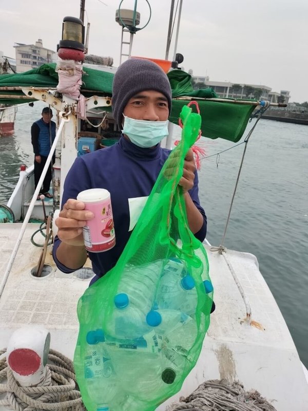 為減少海洋廢棄物,屏東縣政府首創「海廢帶回、漁獲自肥」活動,鼓勵漁民帶回海上作業所產生的廢棄物,期能從源頭減量,並以兌換紅豆、屏東米等在地農產品及環保民生用品作為獎勵。(屏東縣政府提供)中央社記者李卉婷傳真 111年5月4日