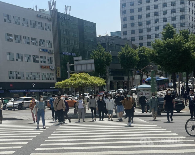 韓國政府宣布2日起解除在室外須配戴口罩的規定,但實際上在外不戴口罩的行人仍不多。中央社記者廖禹揚首爾攝 111年5月4日