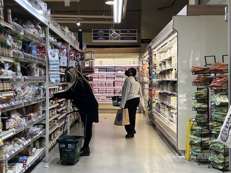 圖為紐約民眾在曼哈頓一間超市選購商品。（中央社檔案照片）