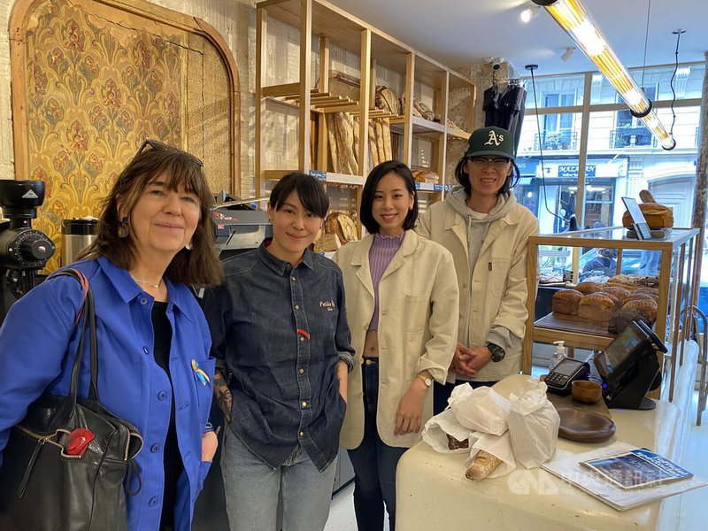 台灣人在巴黎開法式麵包店,常客丹妮兒(左)是大學建築系教授,在籌備期間就給予支持鼓勵。她表示幾乎每天都會來買,很高興能嘗試美味的台灣麵包。中央社記者曾婷瑄巴黎攝 111年5月5日