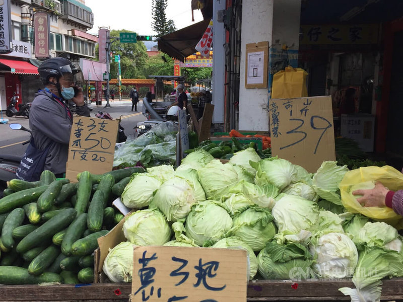 學校停課食材轉銷高麗菜價回穩每顆百來元 生活 中央社cna 學校停課食材轉銷高麗菜價回穩每顆百來元 生活 中央社cna