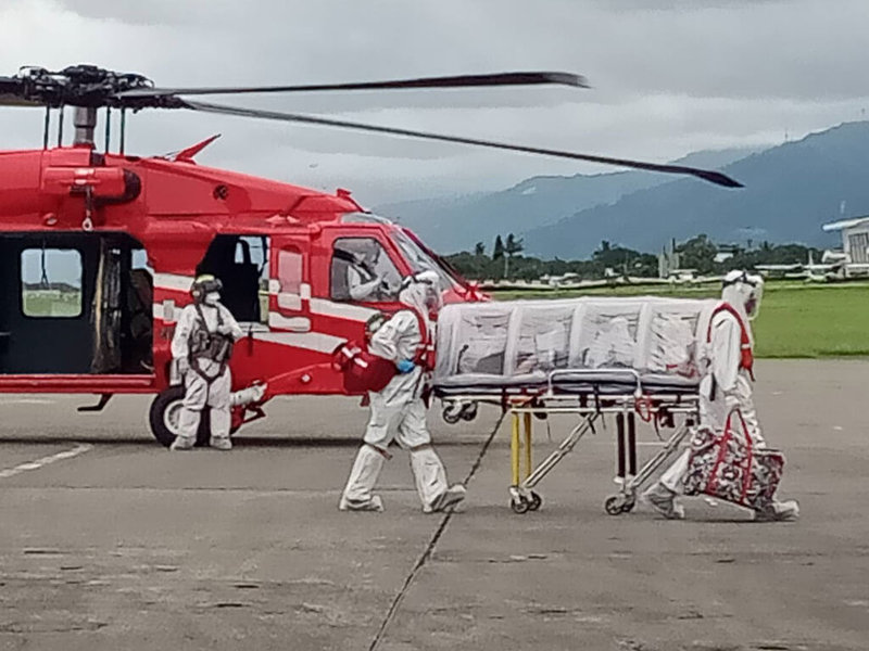駐守台東豐年機場的空中勤務總隊第三大隊第三隊表示,5日中午獲報,蘭嶼8個月大胡姓男嬰確診COVID-19併發肺炎,經衛生所診斷評估後申請空中醫療後送返台就醫,隨即派遣黑鷹直升機出勤,並使用負壓隔離艙搭載病患。(空勤總隊提供)中央社記者盧太城台東傳真 111年5月5日