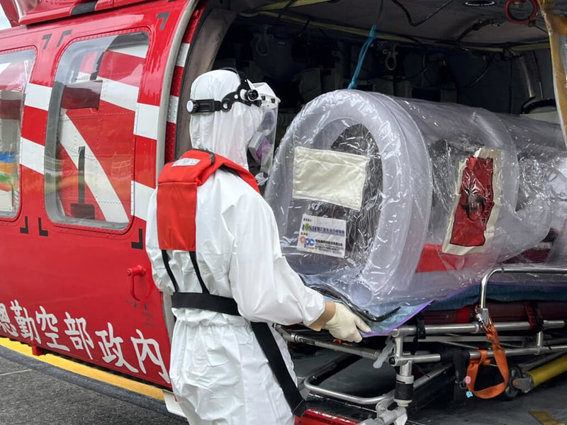 台東離島蘭嶼一名8個月大男嬰,經衛生所診斷確診COVID-19(2019冠狀病毒疾病)且併發肺炎,空勤黑鷹直升機獲報出動,協助以負壓隔離艙載送至台東就醫。(空勤總隊提供)中央社記者盧太城台東傳真 111年5月5日