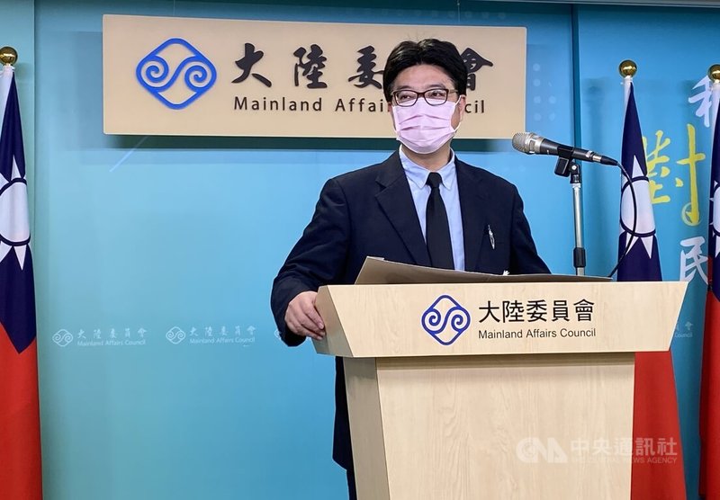 大陸委員會發言人邱垂正5日在例行記者會上說，政府就放寬香港專業人才可在台定居修法與各界的溝通「有時間感，沒有時間表」，會採積極態度。中央社記者沈朋達攝  111年5月5日