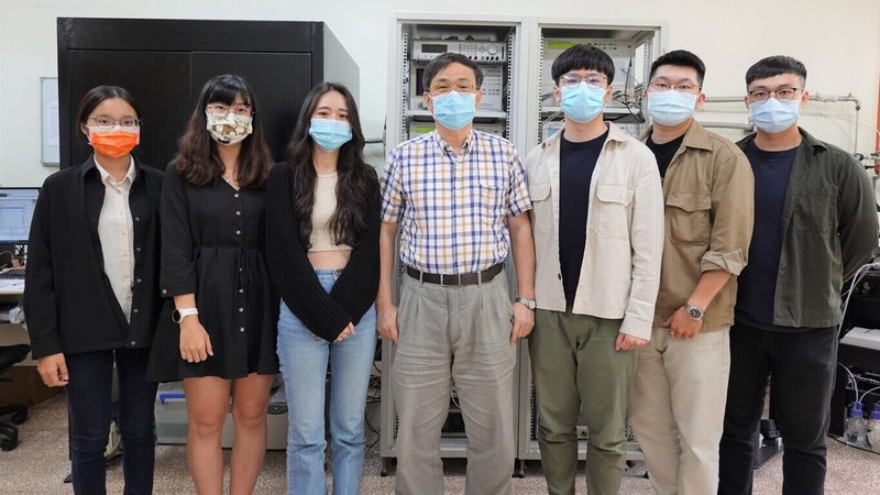 中山大學物理系講座教授張鼎張獨創「超臨界流體低溫缺陷鈍化技術」,師生團隊成立奈盾科技(Naidun-tech)公司,獲得科技部價創計畫補助。(中山大學提供)中央社記者曾以寧傳真 111年5月5日