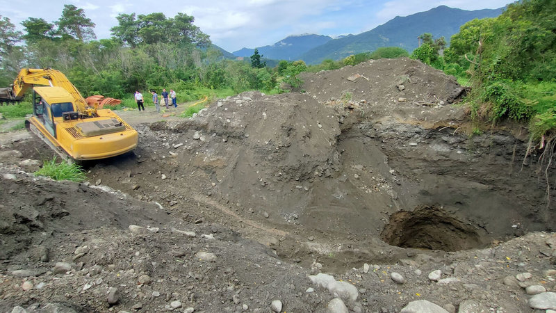 安姓老翁為完成父親遺願，從嘉義到台東挖黃金。安姓老翁與合夥人開挖12公尺深後發現有人為痕跡，深信附近地底埋有黃金約2000台斤，5日是開挖最後期限，他已向國有財產署再度提出開挖申請。（民眾提供）中央社記者盧太城台東傳真 111年5月5日