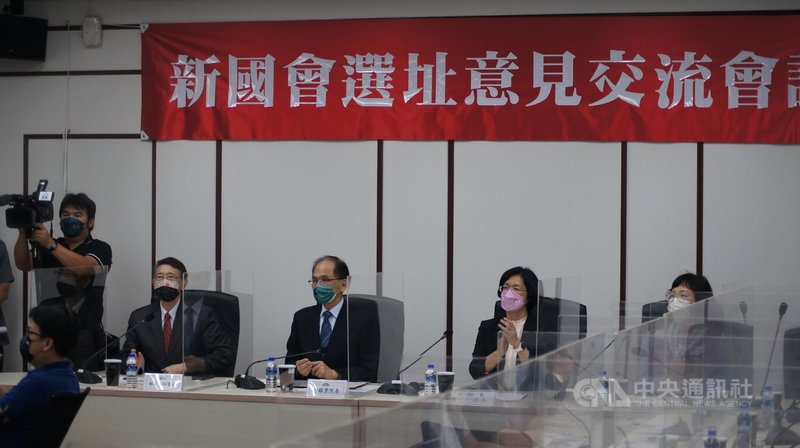 立法院遷建議題，立法院長游錫堃（右3）5日拜會彰化縣長王惠美（右2），游錫堃表示，他本著開放態度，希望聽取各界意見、充分溝通。中央社記者吳哲豪彰化攝  111年5月5日
