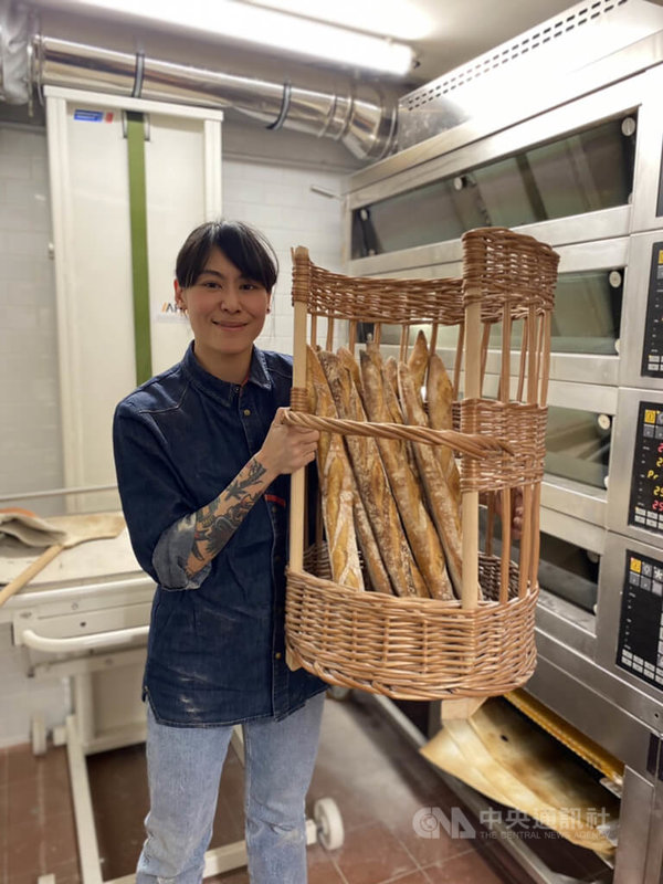 從事工藝設計的王之亞在台灣就熱衷手作甜品,毅然決定轉換跑道隻身來法國廚藝名校費杭迪(Ferrandi)學習烘焙並深耕法國。中央社記者曾婷瑄巴黎攝 111年5月5日