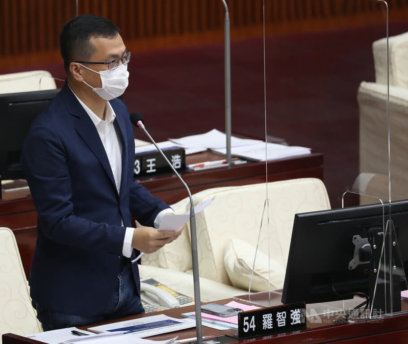 國民黨籍台北市議員羅智強5日宣布9日將以書面辭呈請辭台北市議員,投入參選桃園市長選舉。圖為羅智強5日上午在市議會質詢。中央社記者張新偉攝 111年5月5日