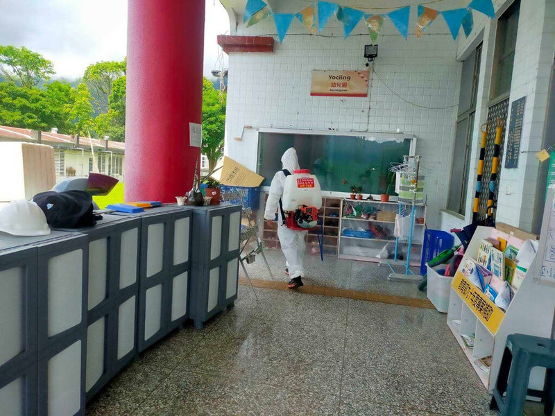 花蓮縣6日新增382例COVID-19本土確診個案,當中有46名學生,包含高中7人、國中8人、國小28人及幼兒園3人,縣府也呼籲家長儘早讓孩子完成疫苗接種。圖為工作人員加強校園環境清消。(花蓮縣政府提供)中央社記者張祈傳真 111年5月6日