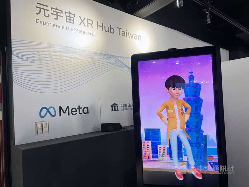 Facebook(臉書)母公司Meta看重台灣科技產業鏈的關鍵地位,6日在台北啟用全亞洲第一座元宇宙XR Hub Taiwan社群空間,促進延展實境(XR)政策討論與產業交流,圖為入口處虛擬導覽員。中央社記者吳家豪攝 111年5月6日