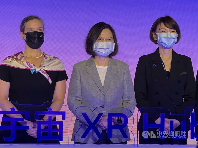 總統蔡英文(中)6日出席Meta元宇宙XR Hub Taiwan社群空間啟用典禮,與美國在台協會處長孫曉雅(左)、Meta大中華區業務總經理朱怡靜(右)合影。中央社記者吳家豪攝 111年5月6日