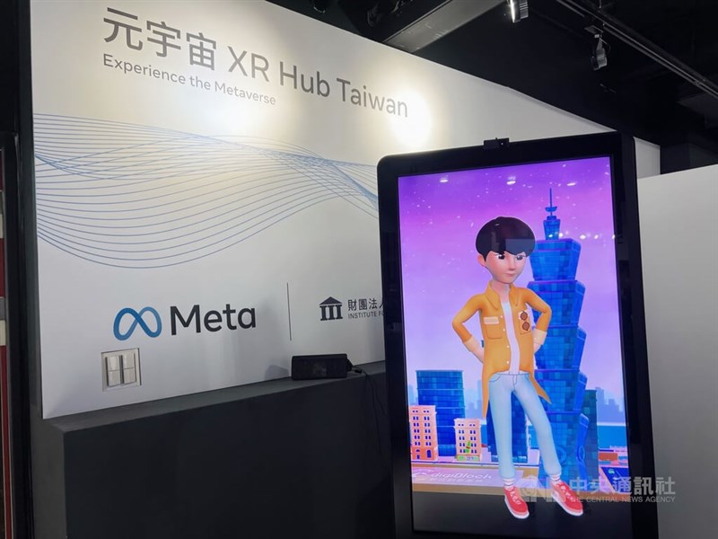Facebook（臉書）母公司Meta看重台灣科技產業鏈的關鍵地位，6日在台北啟用全亞洲第一座元宇宙XR Hub Taiwan社群空間，促進延展實境（XR）政策討論與產業交流，圖為入口處虛擬導覽員。中央社記者吳家豪攝 111年5月6日