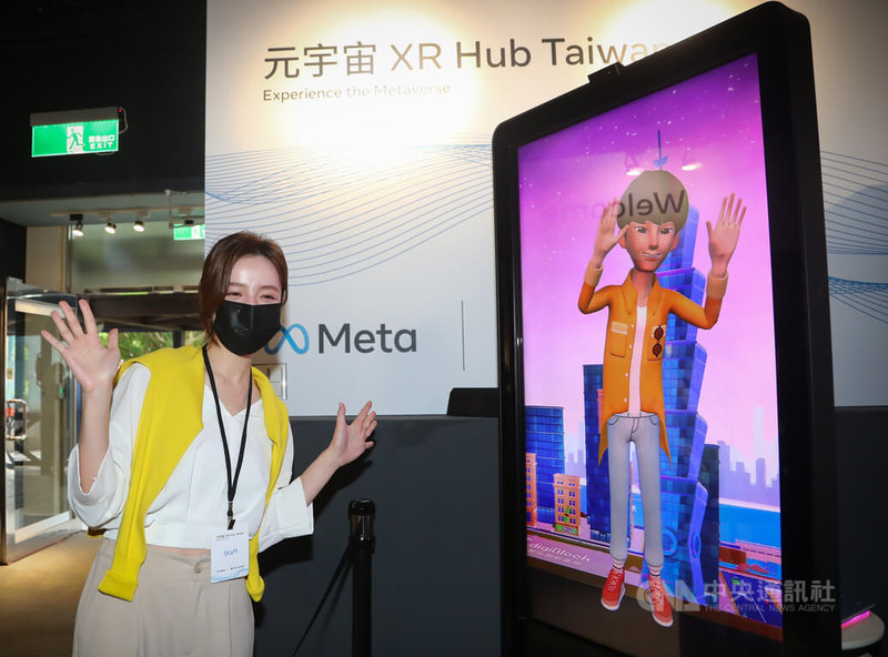 Meta亞洲首座「元宇宙 XR Hub Taiwan」6日在台北舉行開幕典禮,現場展示運用動作捕捉技術呈現的虛擬接待員,與到場嘉賓即時互動。中央社記者王騰毅攝 111年5月6日