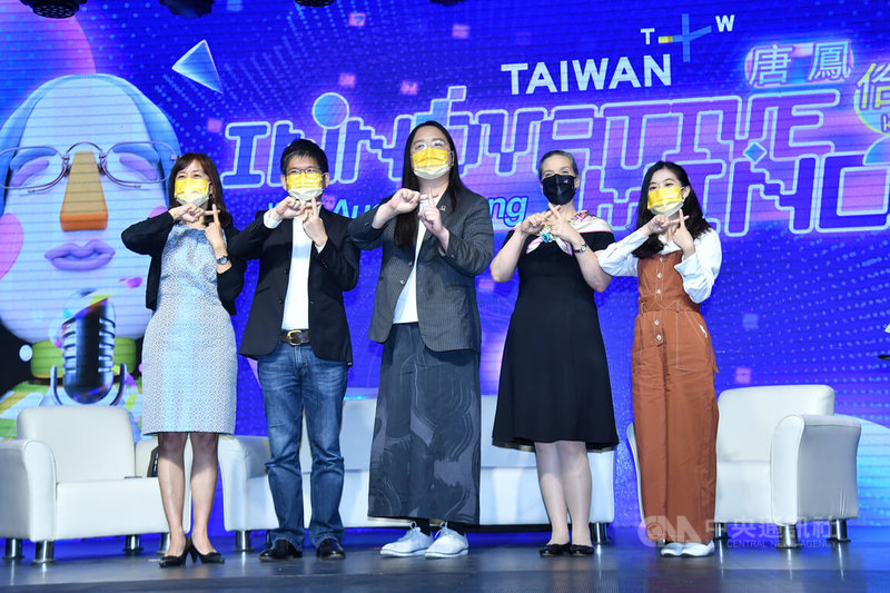 國際影音串流平台TaiwanPlus年度旗艦節目「唐鳳佮創新」國際記者會6日在台北舉行,TaiwanPlus執行長蔡秋安(左起)、Youtube創辦人陳士駿、行政院數位政委唐鳳、美國在台協會(AIT)台北辦事處長孫曉雅與NGO「小紅帽」創辦人林薇等人出席並合影。中央社記者趙世勳攝 111年5月6日