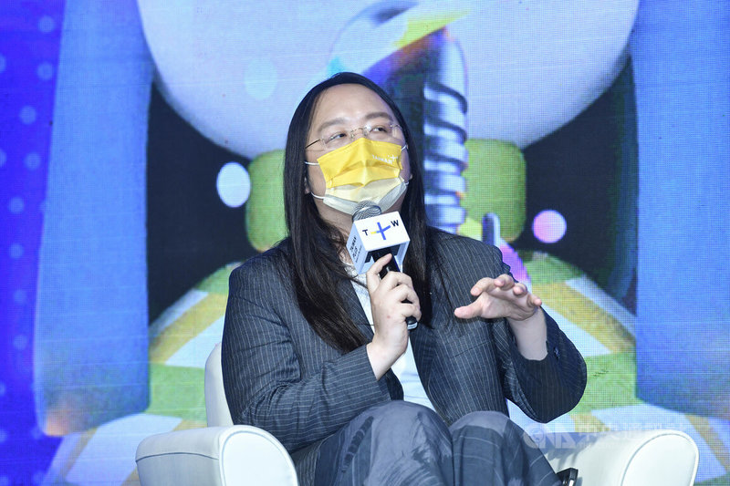 行政院政務委員唐鳳與國際影音串流平台TaiwanPlus合作,擔任影音Podcast節目「#InnoMinds 唐鳳佮創新」主持人,6日下午在台北出席節目國際記者會,分享首次當上Podcast主持人的心情。中央社記者趙世勳攝 111年5月6日