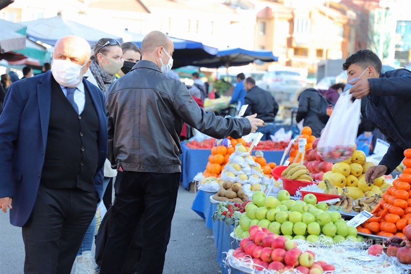 土耳其4月通貨膨脹年增率飆升至近70%。圖為土耳其安卡拉坎卡雅區民眾上蔬果巿集採買。（中央社檔案照片）