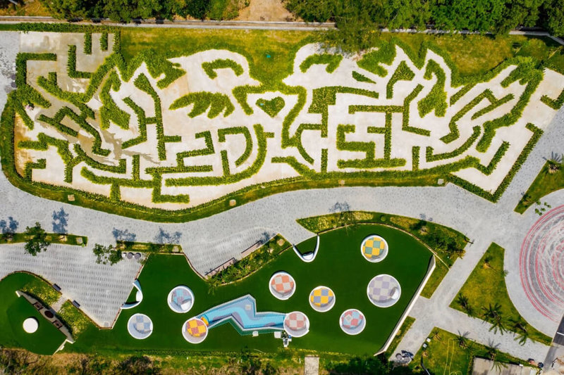 為打造親子旅遊環境，高雄市政府觀光局在澄清湖畔打造全台最大生態迷宮花園，獲2022年公共建築景觀類建築園冶獎。（高雄市政府提供）中央社記者曾以寧傳真  111年5月6日