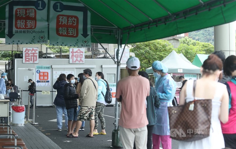 圖為輔大醫院急診室外5日有不少民眾排隊等待篩檢。中央社記者張新偉攝 111年5月5日