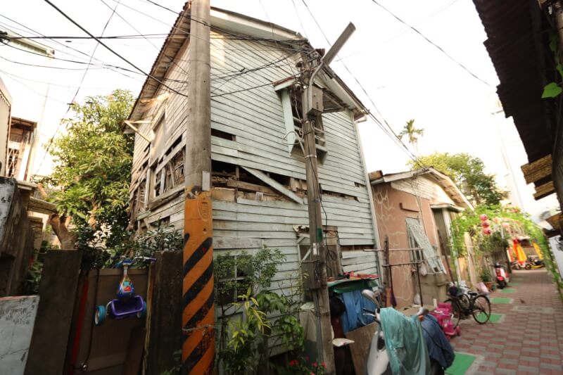 台南市的小巷子宛如微血管般密密麻麻,不同年代的建築錯落而立,寫著不同時代的民居生活故事。圖為台南市普濟里一棟舊洋樓。(渡邉義孝提供)