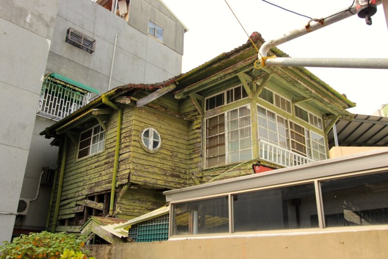台南市中正路5巷這間綠色洋館,雖然尚未被指定為古蹟,卻深深擄獲渡邉義孝的心。(渡邉義孝提供)