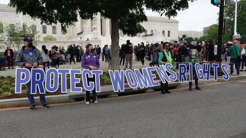 美國墮胎權倡議者10月9日宣稱贏得勝利，多州選民在期中選舉支持維護墮胎權的倡議。圖為5月民眾前往最高法院前聲援婦女自主權。（中央社檔案照片）