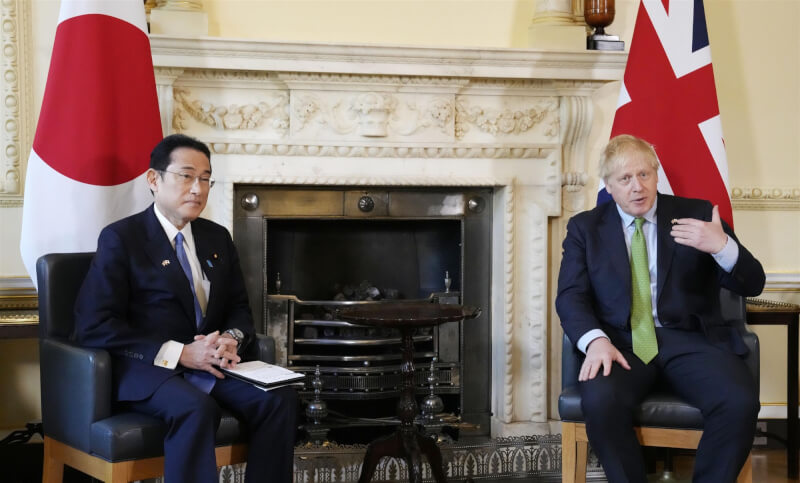 日本首相岸田文雄（左）與英國首相強生5日共同表示，印太與歐洲安全互不可分，雙方就防衛合作「相互准入協定」達成原則共識。（共同社）
