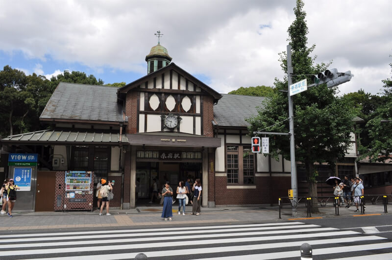 圖為舊原宿車站未被拆除的外觀。(圖取自維基共享資源;作者江戸村のとくぞう ,CC BY-SA 4.0)