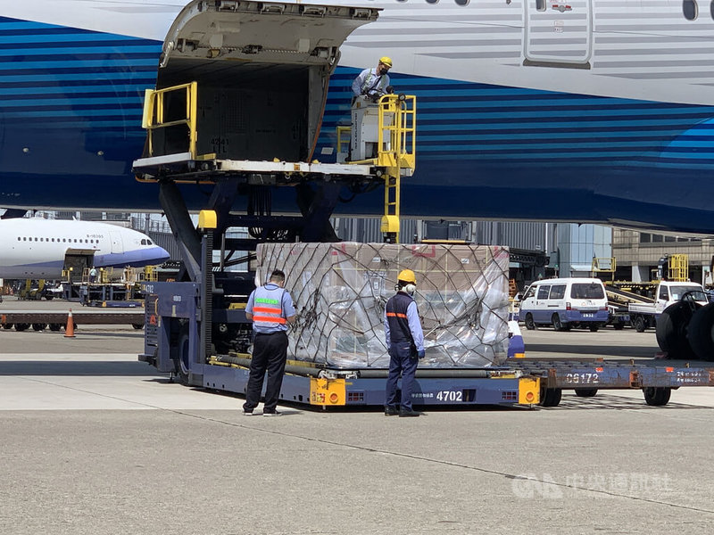台灣自購莫德納(Moderna)疫苗第8批約125.33萬劑7日運抵桃園國際機場,中央流行疫情指揮中心表示,這批疫苗效期至今年12月5日。中央社記者葉臻攝 111年5月7日
