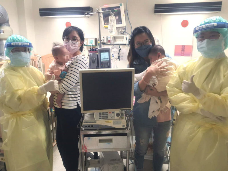 國內COVID-19疫情延燒，台北榮民總醫院近日收治2名確診嬰兒，住院期間母親全程陪伴並持續哺餵母乳，希望讓孩子獲得最好的照顧，經治療孩子也已順利出院。（北榮提供）中央社記者張茗喧傳真 111年5月7日