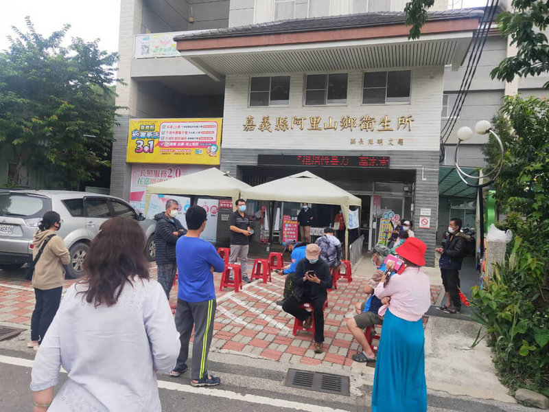 嘉義縣衛生局長趙紋華表示，7日阿里山鄉衛生所快篩開賣，一早就有70多名鄉親排隊購買，下一期阿里山鄉山芙蓉藥局也將加入販售服務，全縣服務點將增加到105個。（嘉義縣政府提供）中央社記者蔡智明傳真  111年5月7日