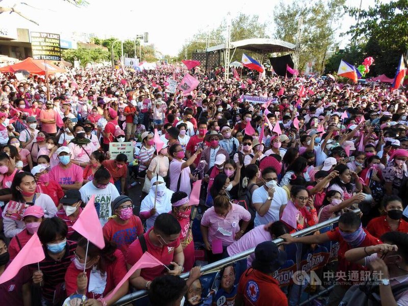 菲律賓副總統羅貝多（Leni Robredo）角逐總統寶座。羅貝多陣營4月23日於大馬尼拉巴賽市舉辦大型造勢，主辦單位表示，現場支持者達41.2萬人。中央社記者陳妍君馬尼拉攝 111年5月7日