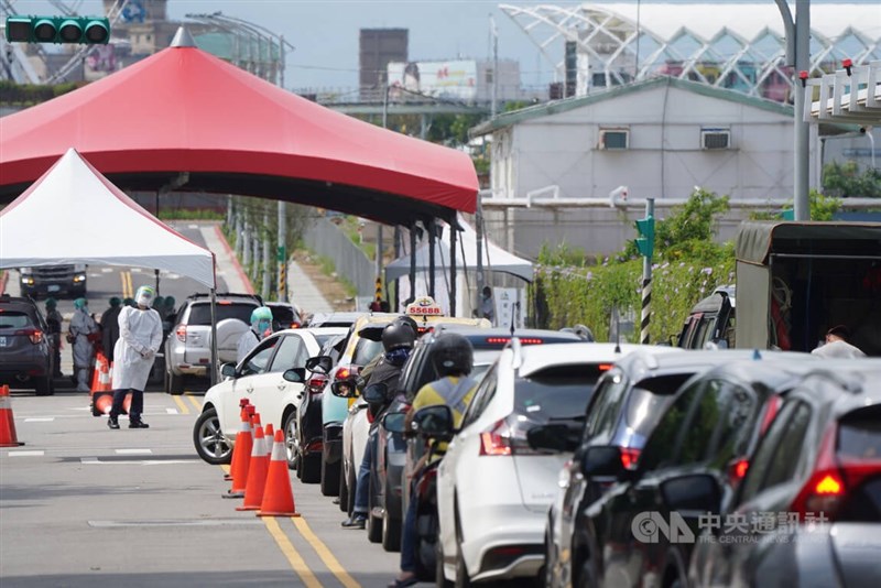 因應COVID-19本土疫情,台北市開設北投士林科技園區快篩陽「車來速」篩檢站,不少民眾7日開車前來,依序排隊等候PCR篩檢。中央社記者徐肇昌攝 111年5月7日