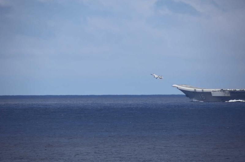 圖為6日遼寧艦在太平洋實施艦載戰機殲-15起降演練。（圖取自日本防衛省統合幕僚監部網頁mod.go.jp/js）