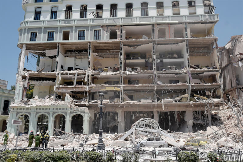 古巴首都哈瓦那中心的薩拉托加飯店6日發生大爆炸，飯店正面部分建築和窗戶被炸毀。（法新社）