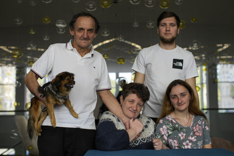 從亞速鋼鐵廠撤離的艾琳娜．齊布成科（左2）一家人4日在烏克蘭南部的札波羅熱留下合照。 （美聯社）