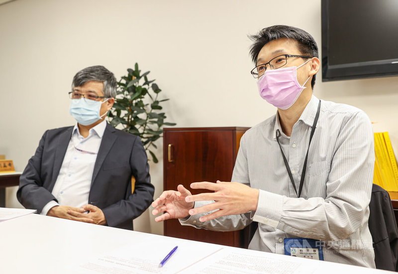 大學甄選季即將到來,考生準備書面審查、面試時難免焦慮,教育部高等教育司專門委員周弘偉(右)建議考生可參考各系公布的「審查重點與準備指引」。教育部次長劉孟奇(左)也指出,考生在面試時,建議不要背好「罐頭答案」,從自身學習、生活經驗切入,真誠地回答。中央社記者鄭清元攝 111年5月8日