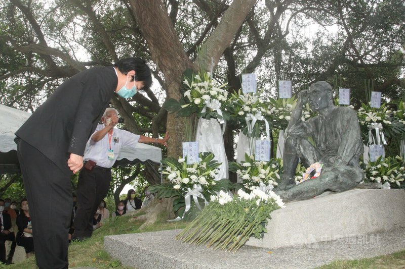 副總統賴清德（前）8日出席在烏山頭水庫舉辦的「八田與一技師逝世80週年追思紀念會」，向八田與一雕像獻花致意。中央社記者楊思瑞攝  111年5月8日