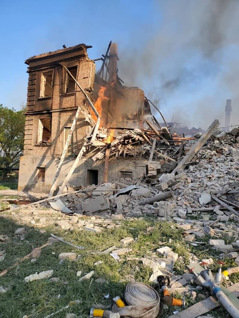 圖為盧甘斯克州一處8日遭轟炸。（圖取自facebook.com/MNS.GOV.UA）