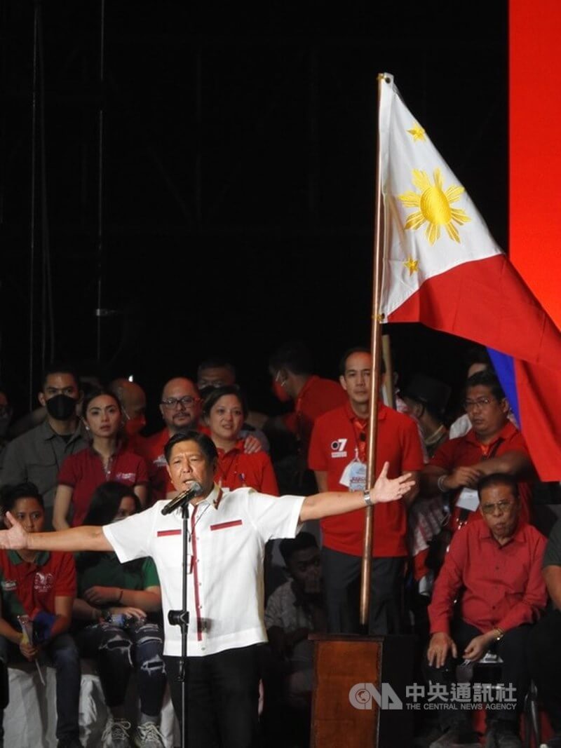 菲律賓總統大選明天登場，前獨裁統治者馬可仕獨子小馬可仕挾社群媒體高人氣，以56%民調支持率壓倒性領先。圖為小馬可仕7日在選前最後一場造勢大會發表演說。中央社記者陳妍君馬尼拉攝 111年5月8日