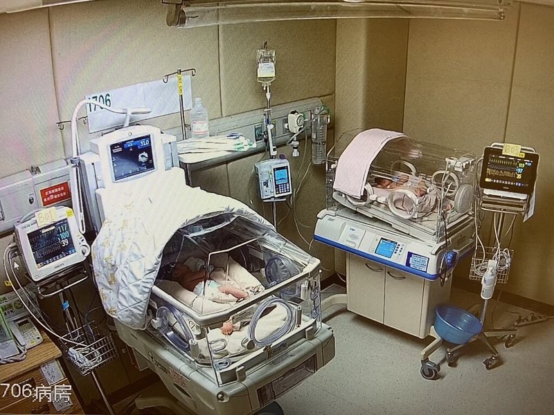 本土COVID-19疫情嚴峻，有些孕婦因確診而遭隔離。門諾醫院連日來協助2名確診孕婦迎接新生命，看到寶寶順利平安出生，讓醫護團隊相當感動。（門諾醫院提供）中央社記者李先鳳傳真  111年5月9日