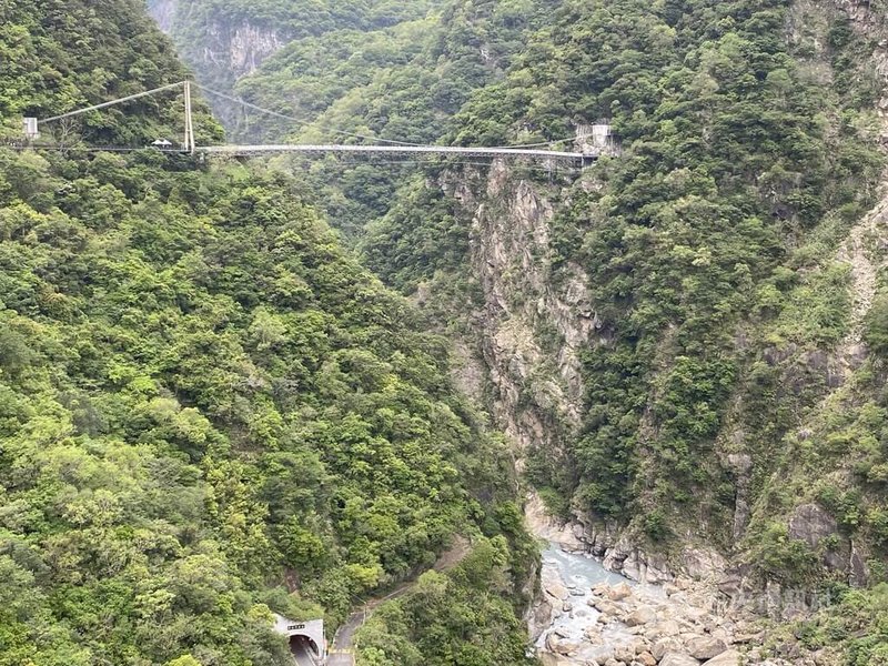 「布洛灣吊橋」從布洛灣台地橫跨過立霧溪,可以居高臨下俯瞰太魯閣峽谷,2020年8月12日正式啟用,全長196公尺,是無障礙的吊橋,輪椅和嬰兒車都可通行,適合各年齡層的遊客,開放以來已成為遊客喜愛的熱門景點。中央社記者李先鳳攝 111年5月9日