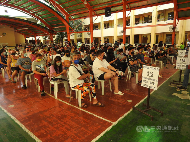 菲律賓總統大選9日登場，民眾等候進入投票站投票。中央社記者陳妍君馬尼拉攝 111年5月9日