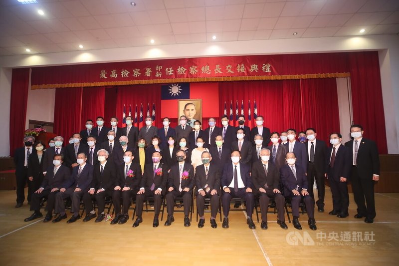 最高檢察署卸、新任檢察總長交接典禮9日在法務部舉行,由法務部長蔡清祥(前左5)主持,卸任檢察總長江惠民(前右5)、新任檢察總長邢泰釗(前左4)等人在典禮後合影。中央社記者吳家昇攝 111年5月9日