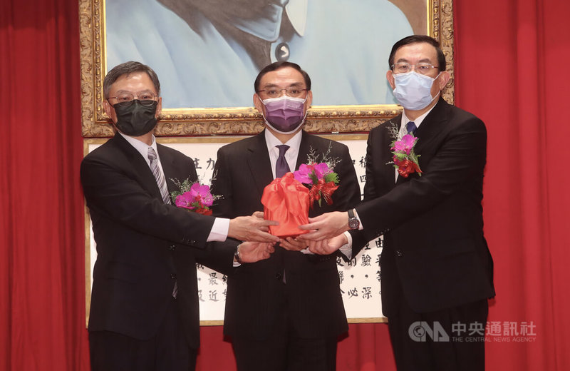 最高檢察署卸、新任檢察總長交接典禮9日在法務部舉行,由法務部長蔡清祥(中)擔任監交人,卸任檢察總長江惠民(左)將印信交接給新任檢察總長邢泰釗(右)。中央社記者吳家昇攝 111年5月9日