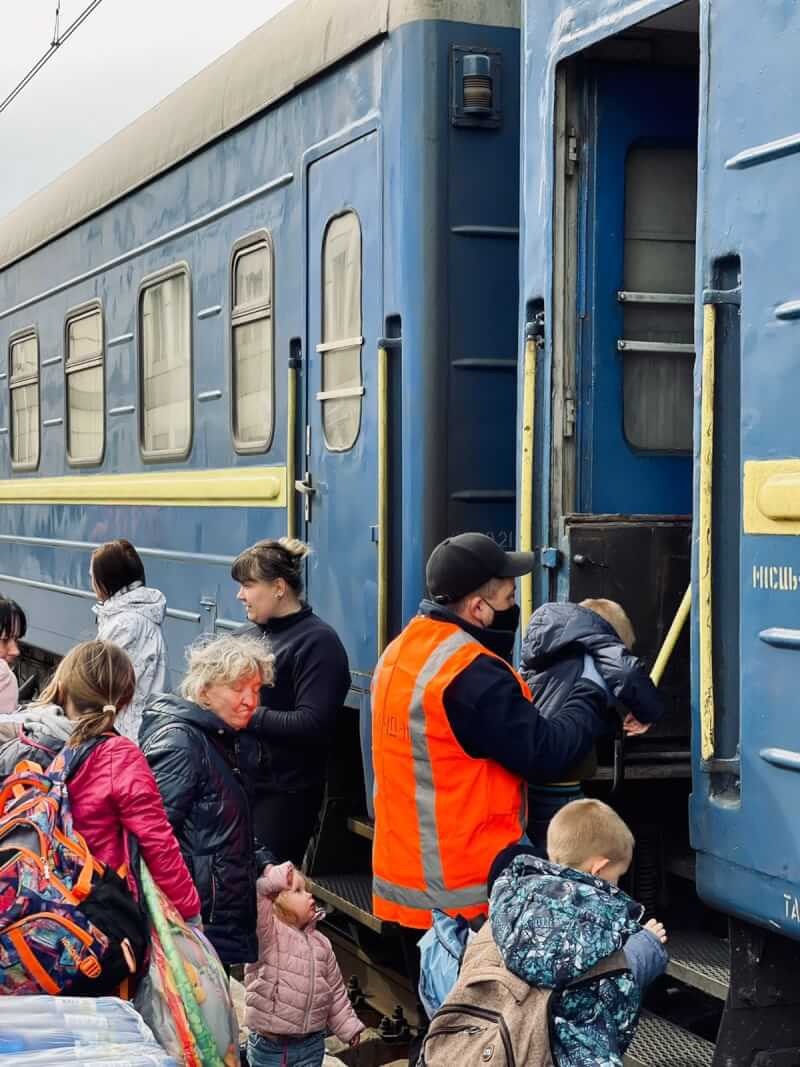 4月24日烏克蘭鐵路工人協助平民離開。（圖取自facebook.com/oleksandr.shevchenko.ua）