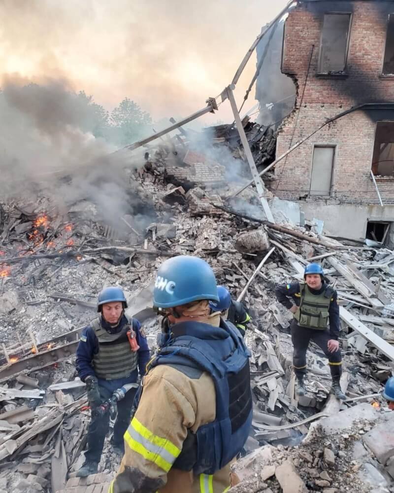 圖為俄羅斯7日轟炸烏克蘭東部盧甘斯克地區的一所學校，至少有60位平民因此喪生。（圖取自facebook.com/sergey.gaidai.loga）