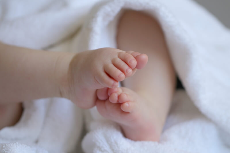 國內9日中重症增71人，其中1例重症感染者是無慢性病史的8個月大女嬰，是今年最小重症個案。（示意圖／圖取自Pixabay圖庫）